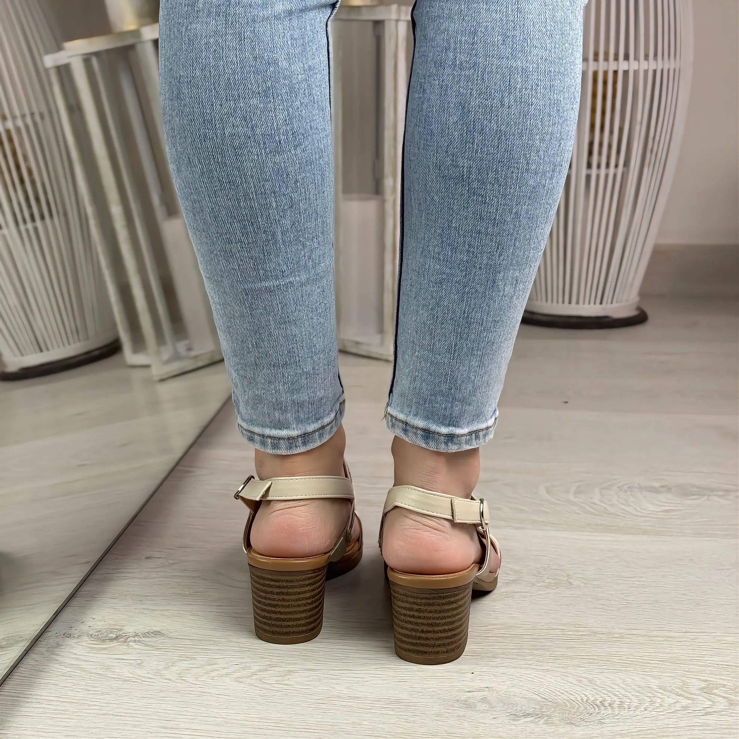 Esra sandalo comodo beige e oro con tacco