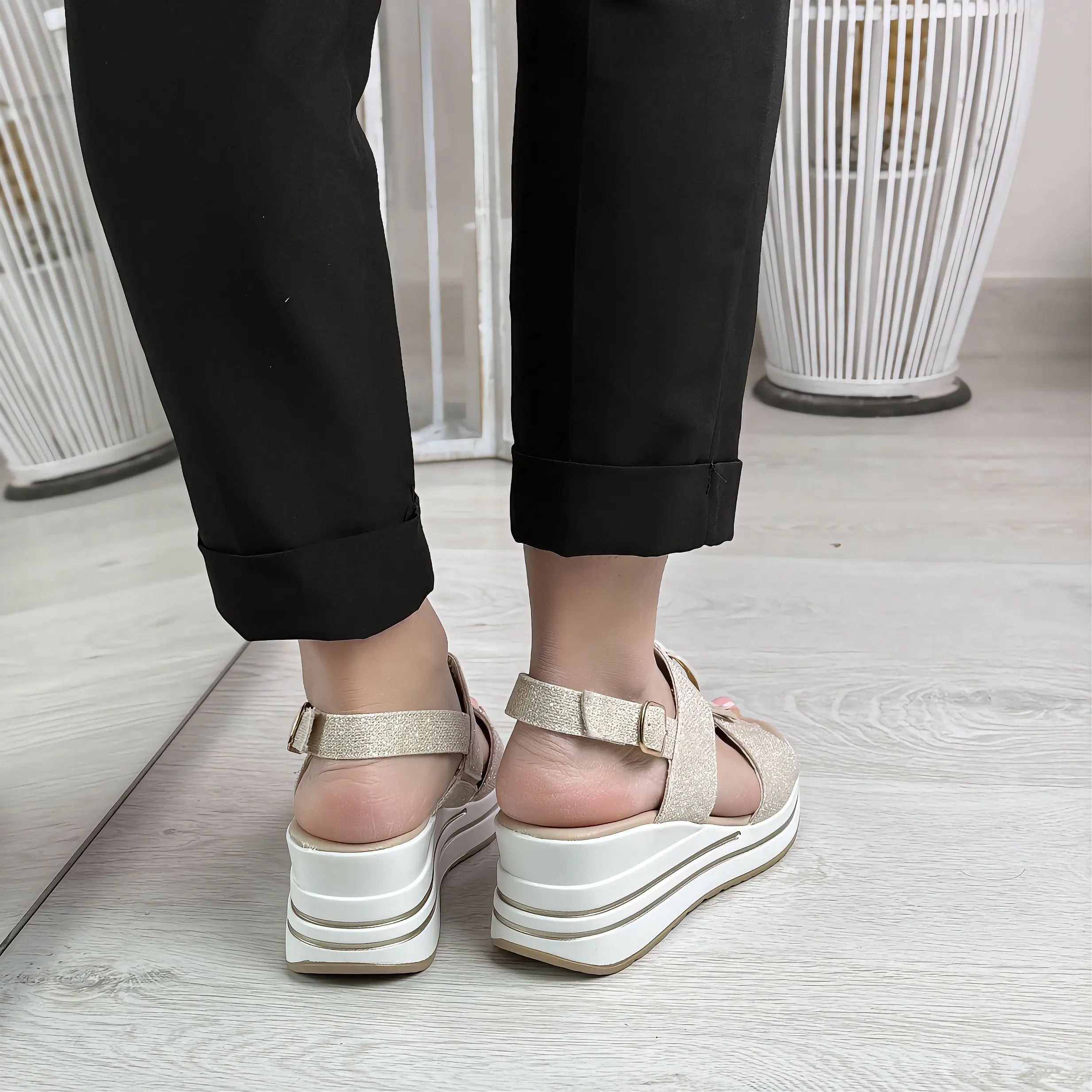 Mary sandalo comodo beige e oro con zeppa