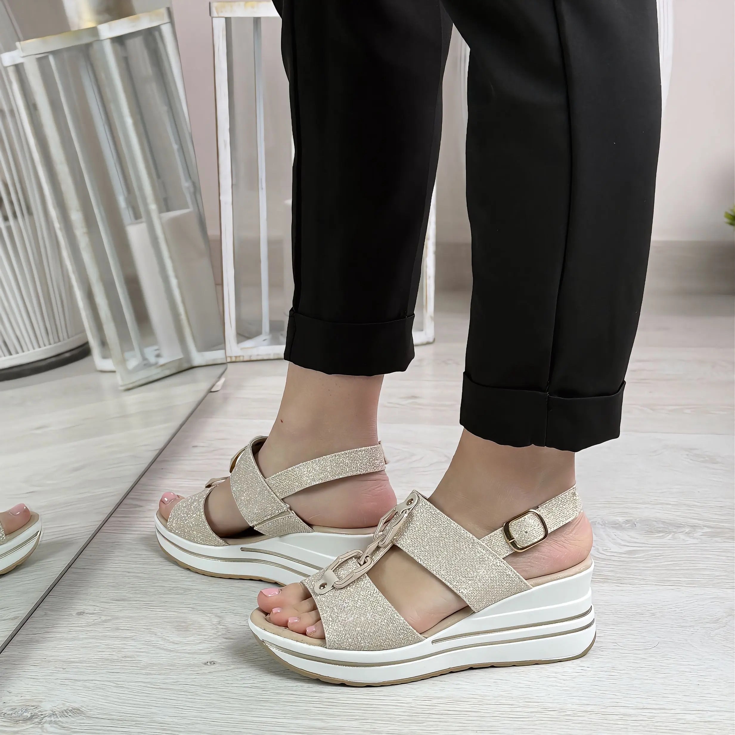 Mary sandalo comodo beige e oro con zeppa