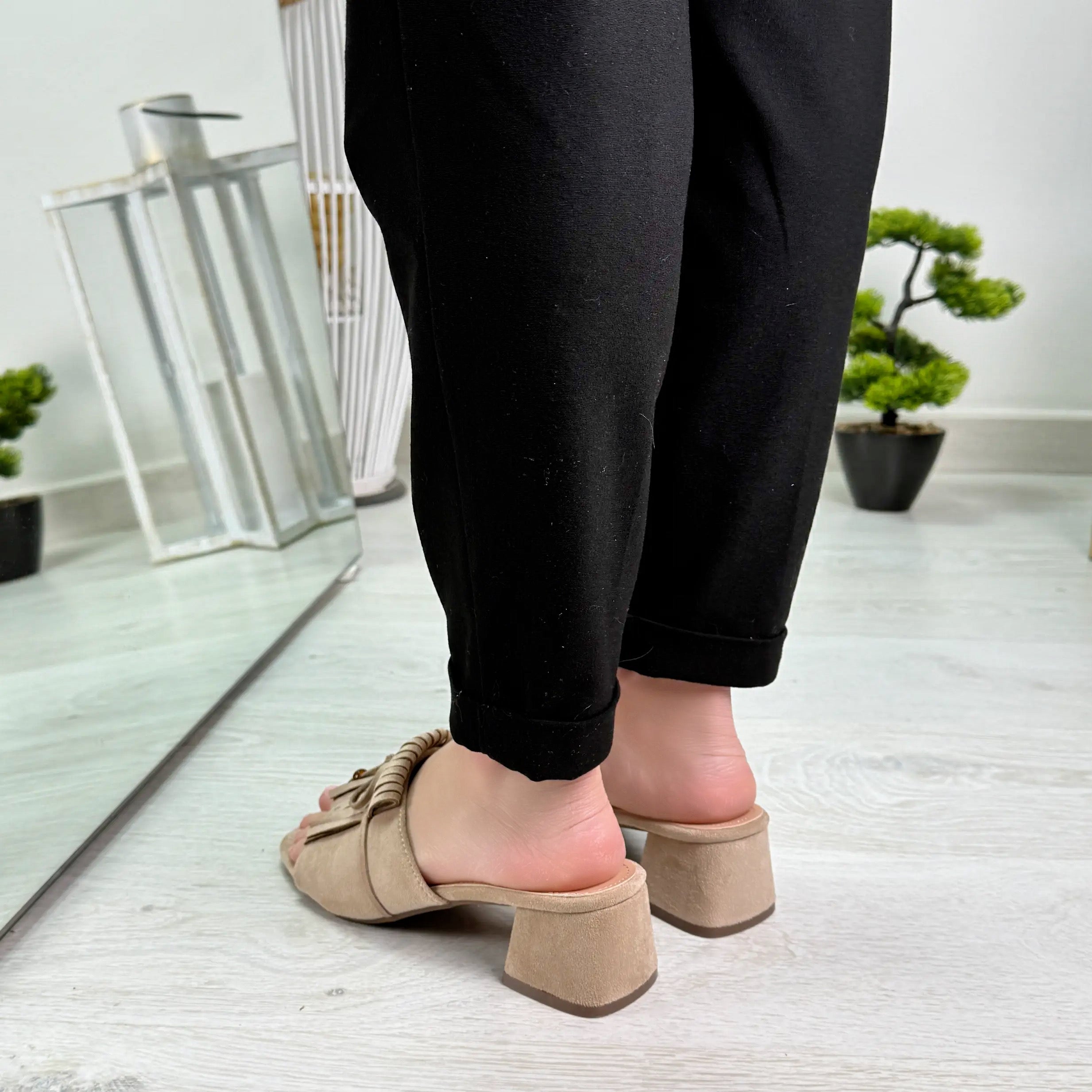 Denise ciabattina beige in camoscio con tacco