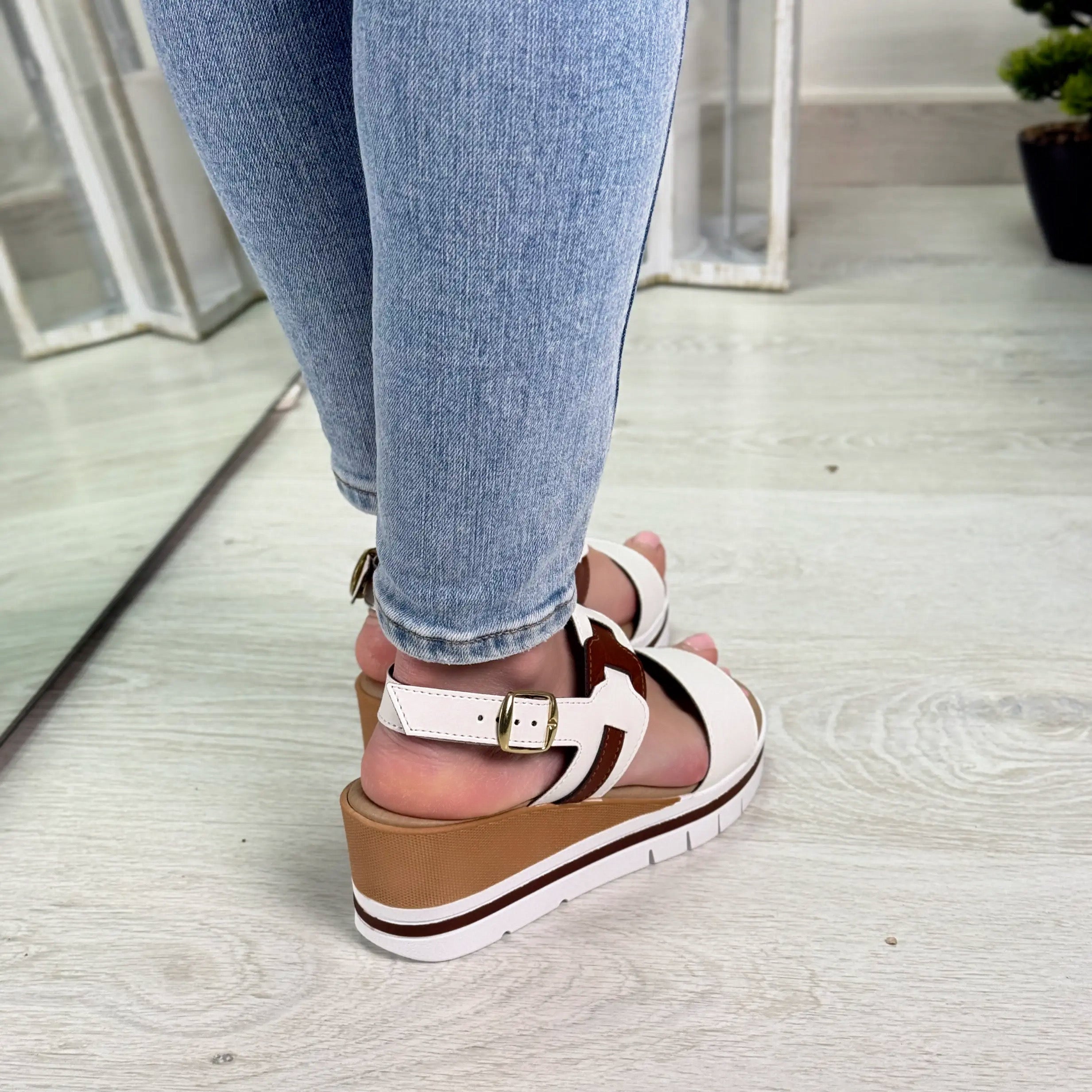 Eris sandalo comodo bianco e marrone con zeppa Made in Italy