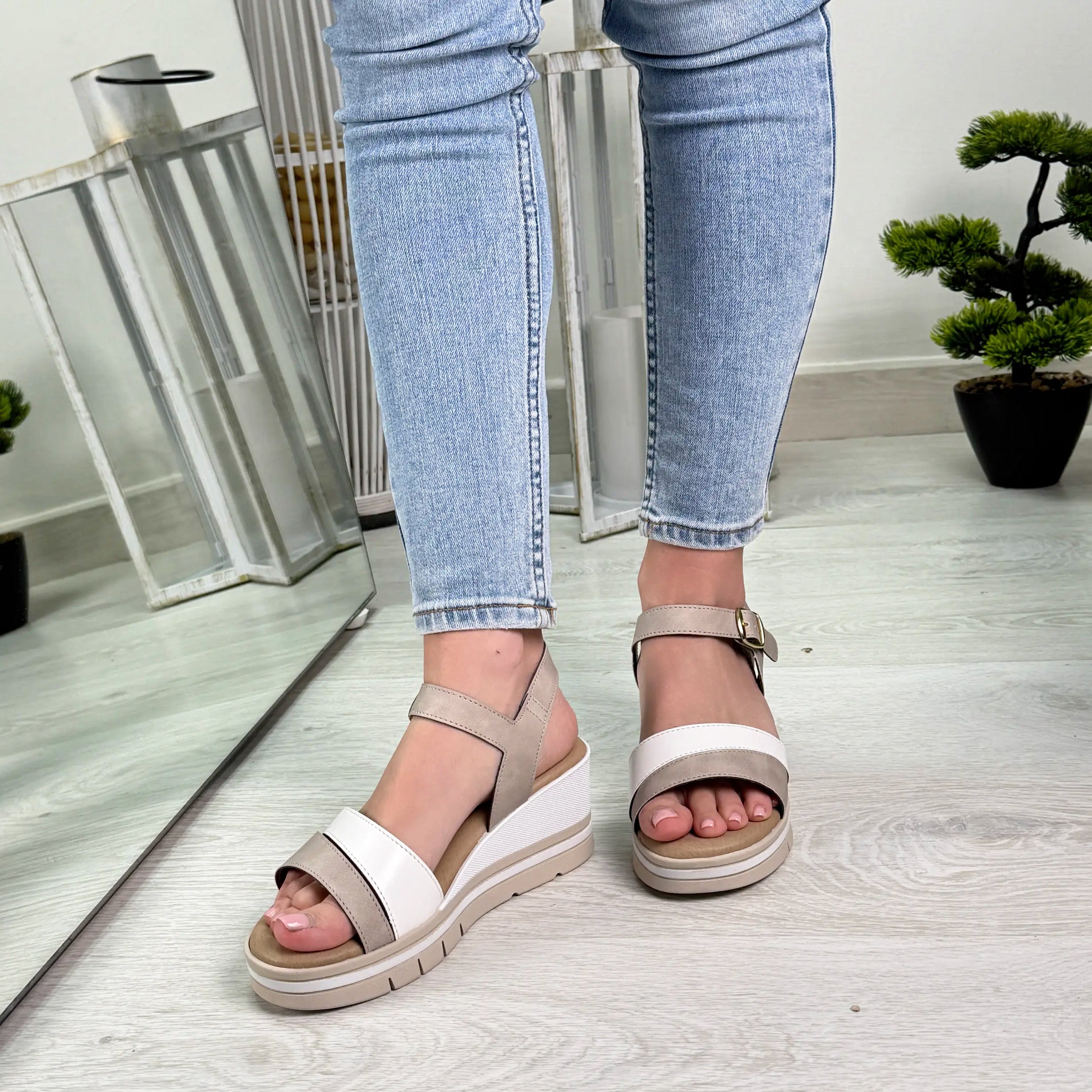 Ines sandalo comodo beige e bianco con zeppa Made in Italy