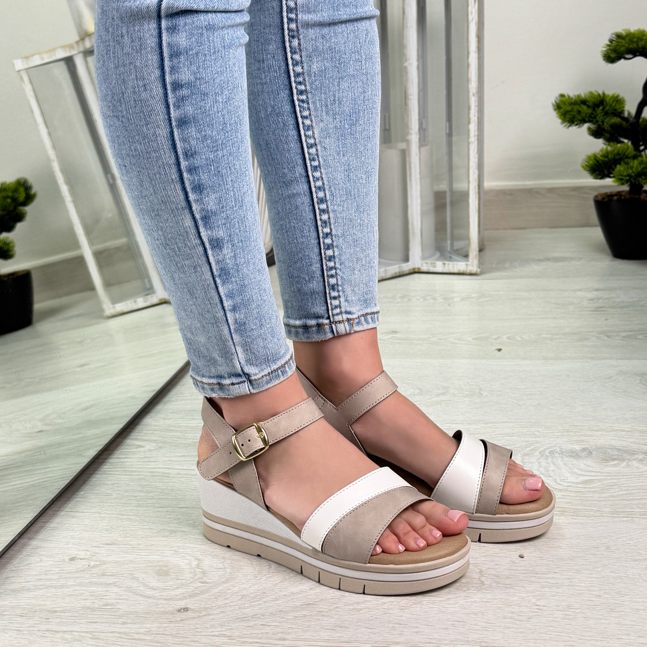 Ines sandalo comodo beige e bianco con zeppa Made in Italy