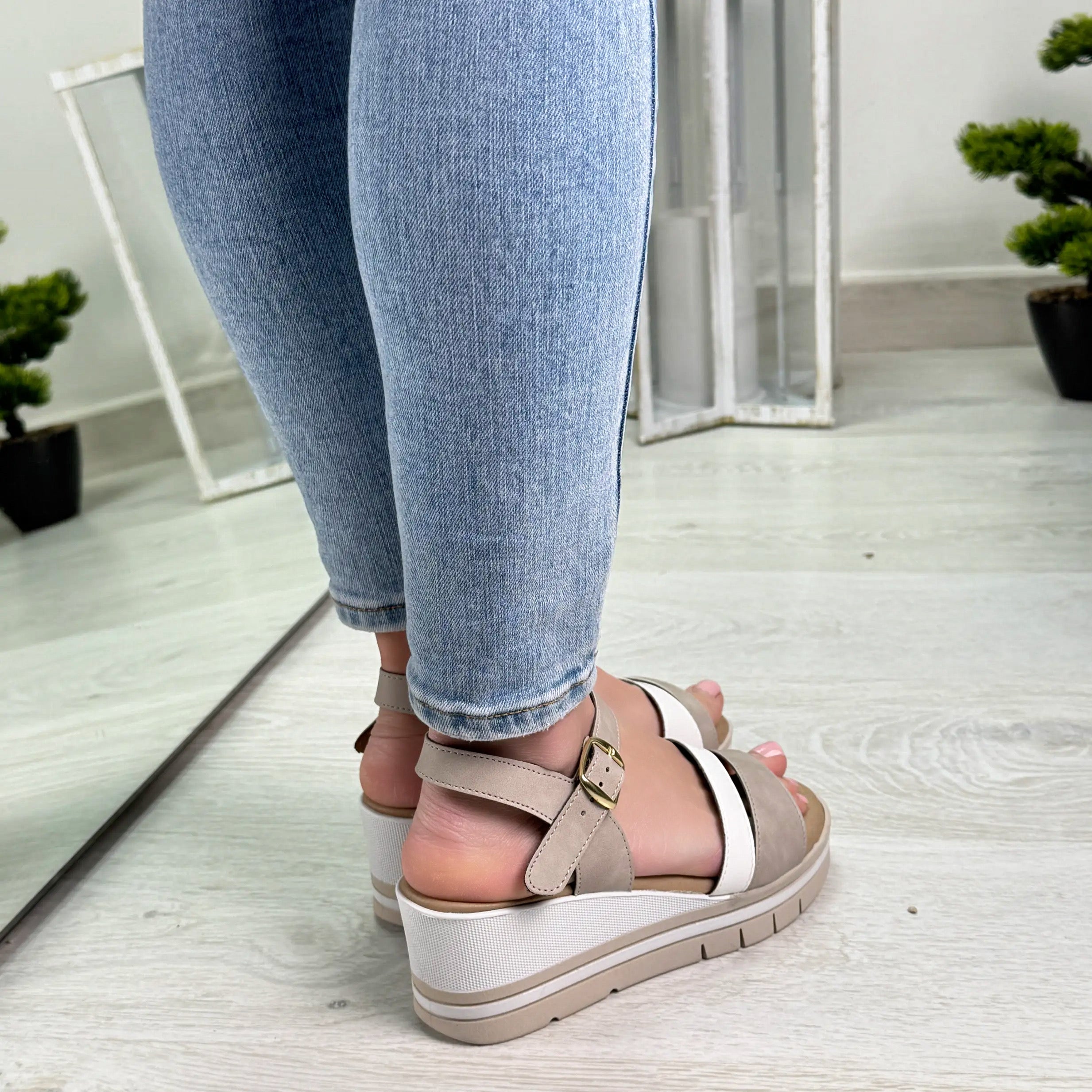 Ines sandalo comodo beige e bianco con zeppa Made in Italy