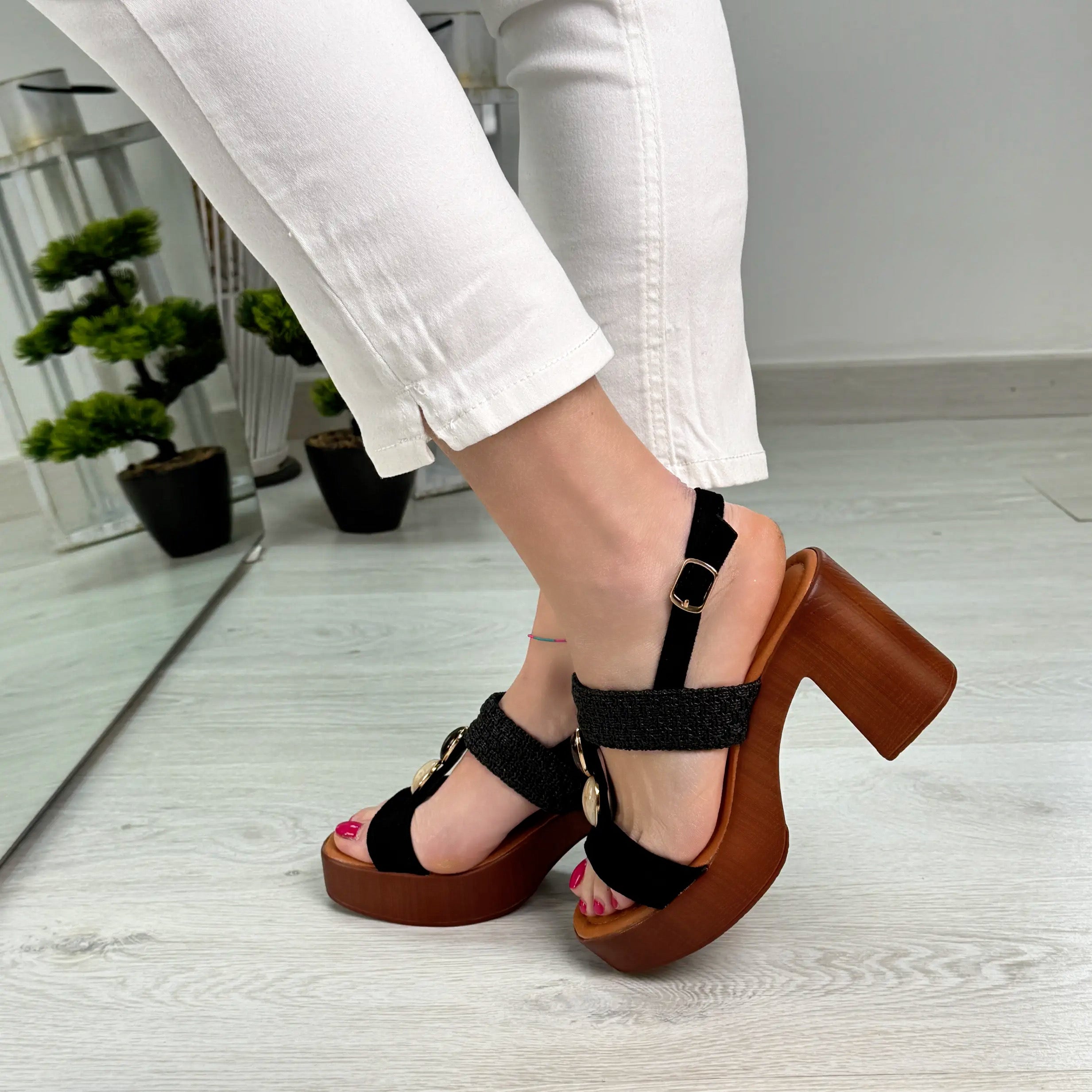 Nicole sandalo nero con tacco