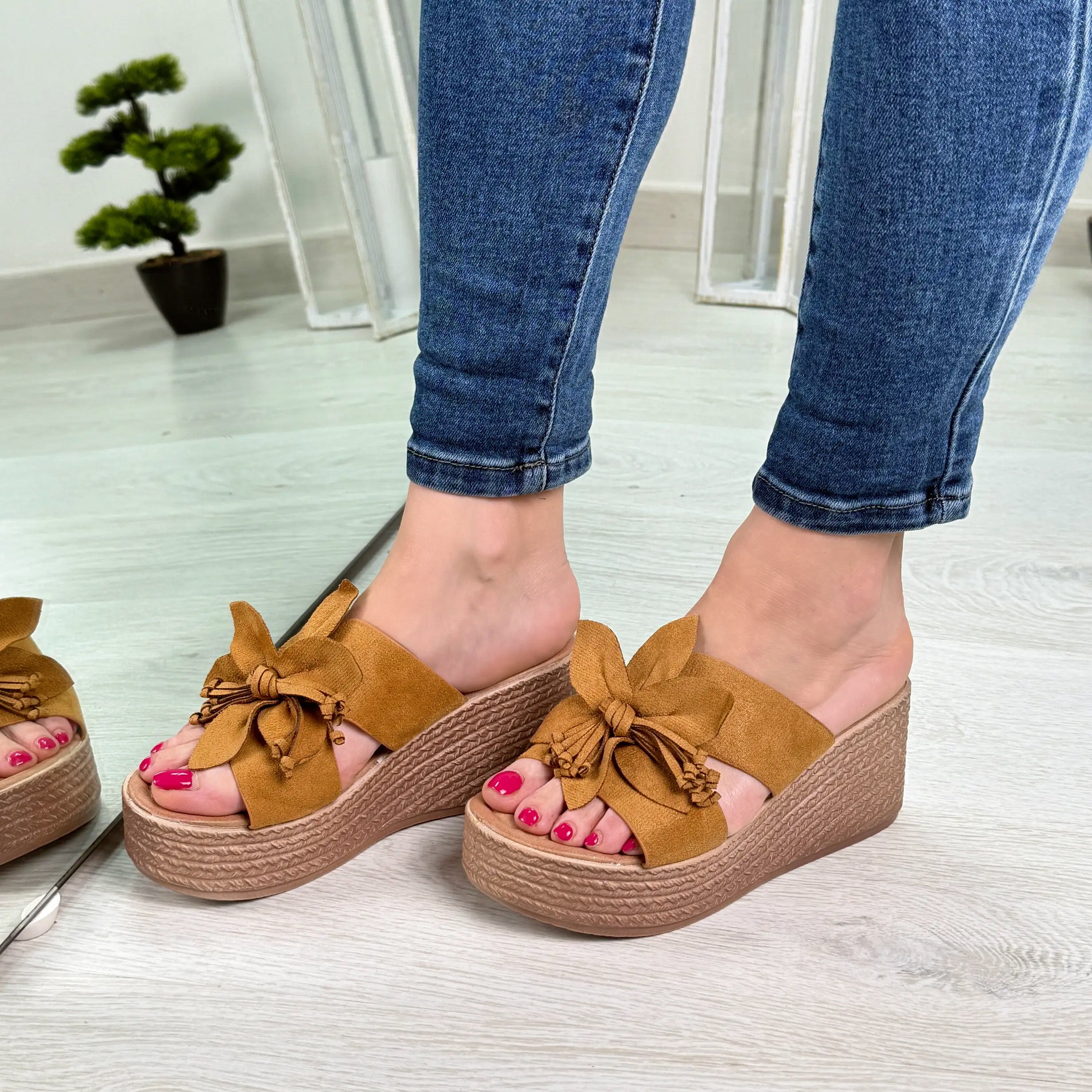 Margot ciabatta color camel con zeppa