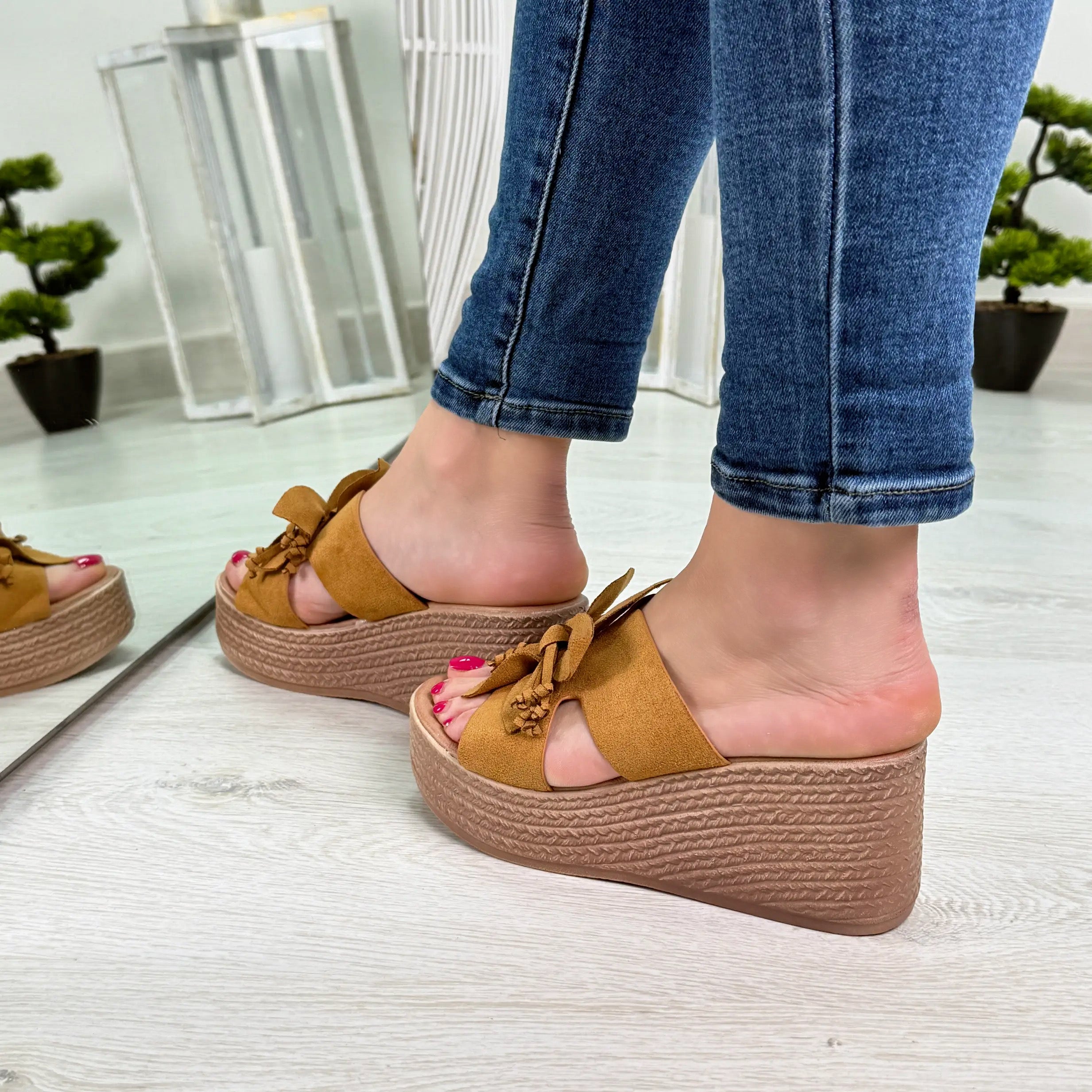 Margot ciabatta color camel con zeppa