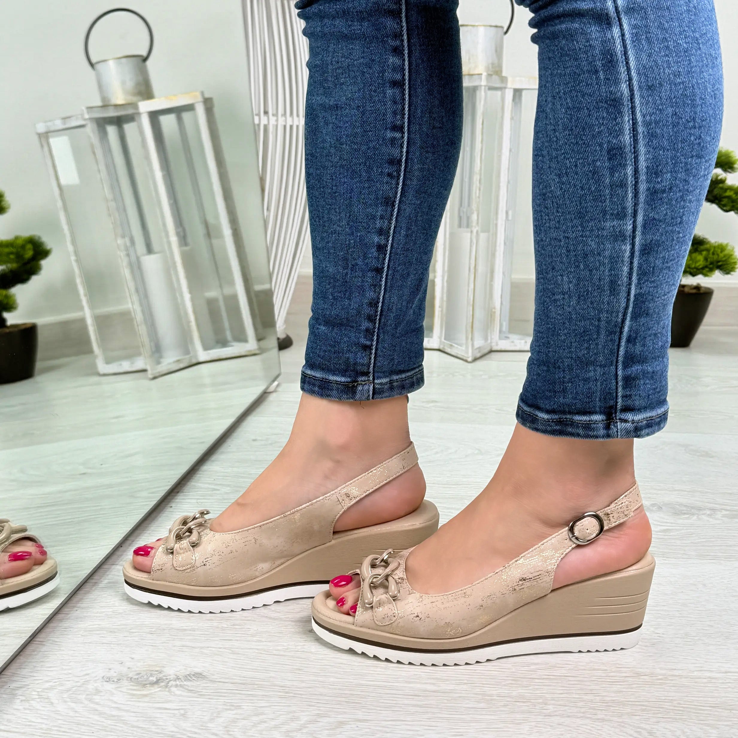 Lucille sandalo beige e oro con zeppa e dettaglio