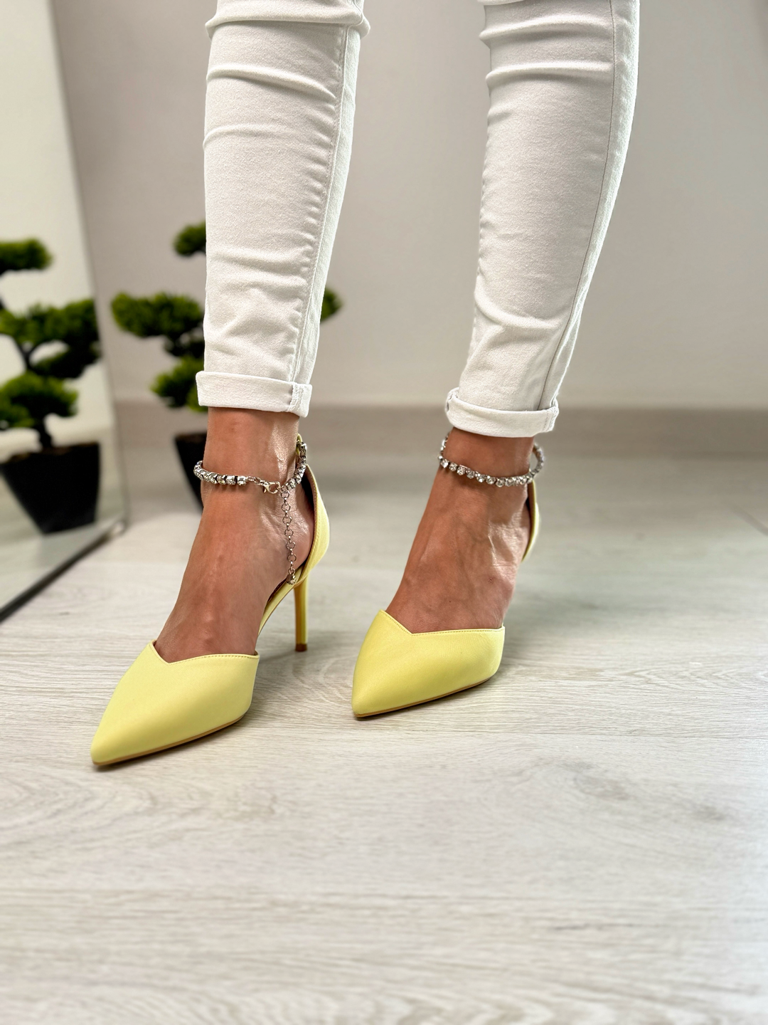 Karine_decolletè giallo