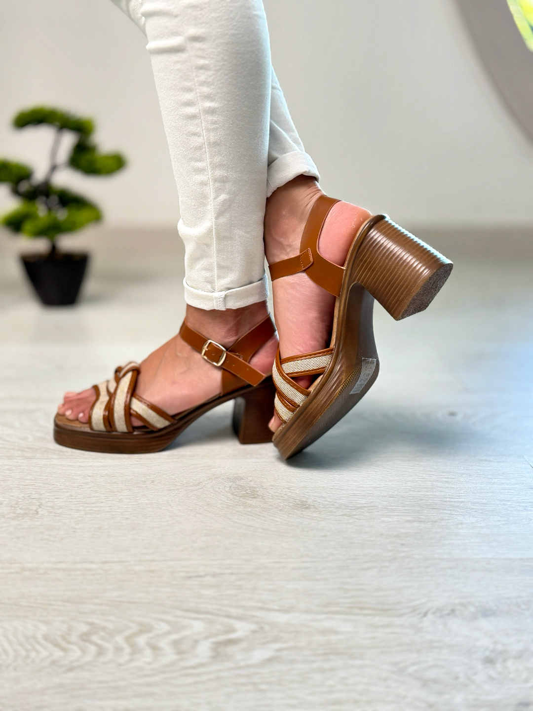 Brigitte_sandalo con tacco color cammello