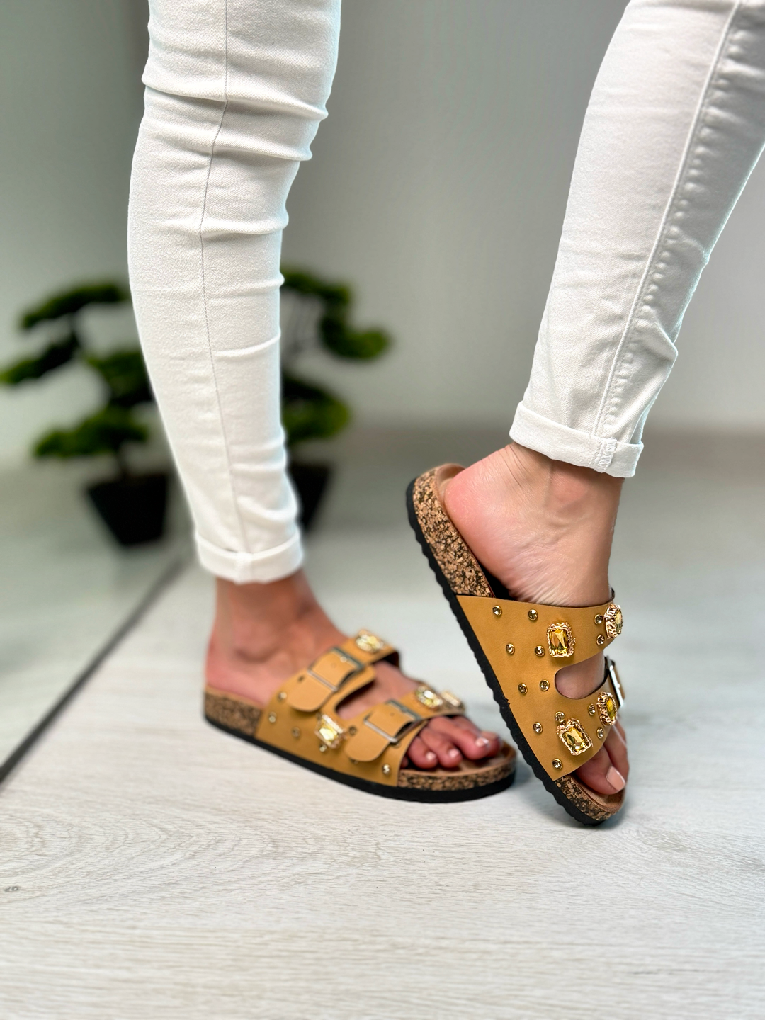 Marie_ciabattine basse color cammello con doppia fibbia e gioielli