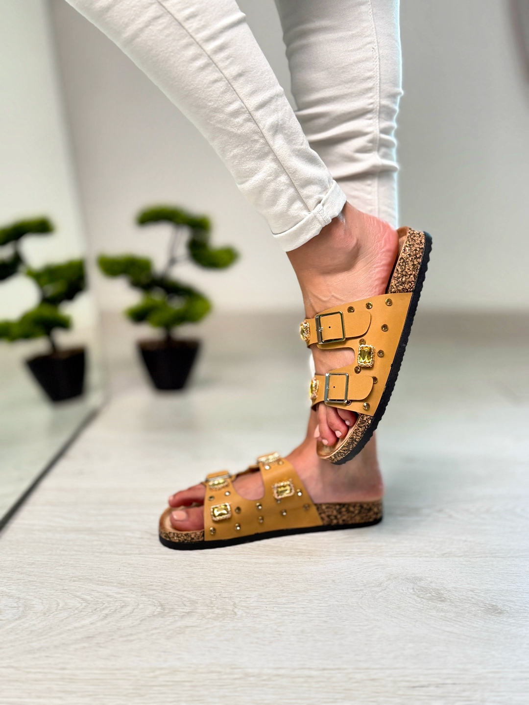 Marie_ciabattine basse color cammello con doppia fibbia e gioielli