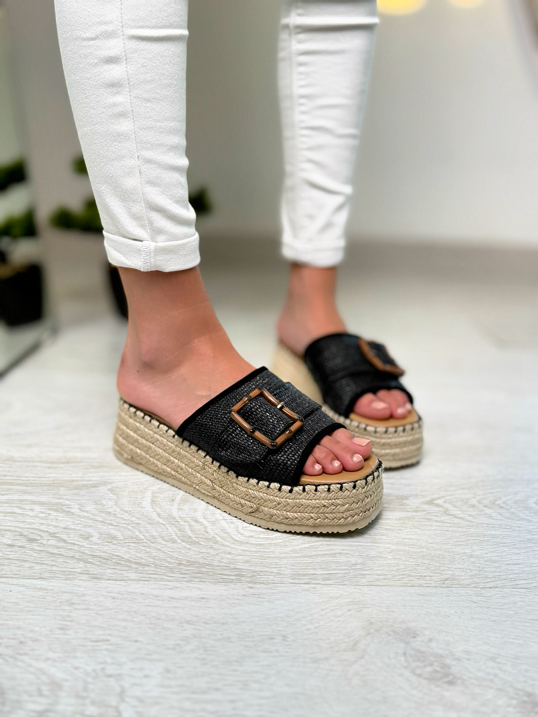 Doriane_sandalo nero con zeppa