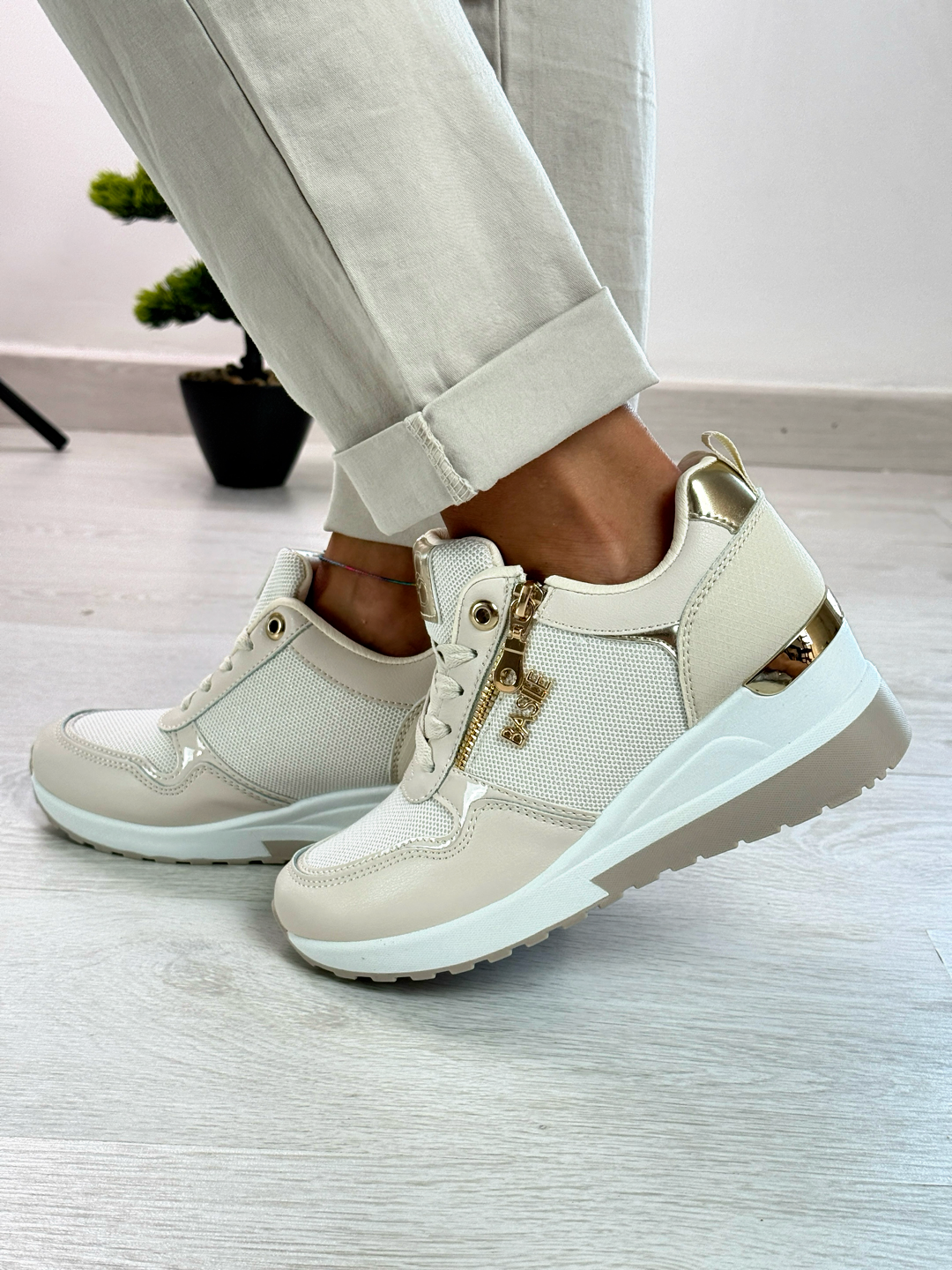 Basile_Sneakers beige e oro con zeppa