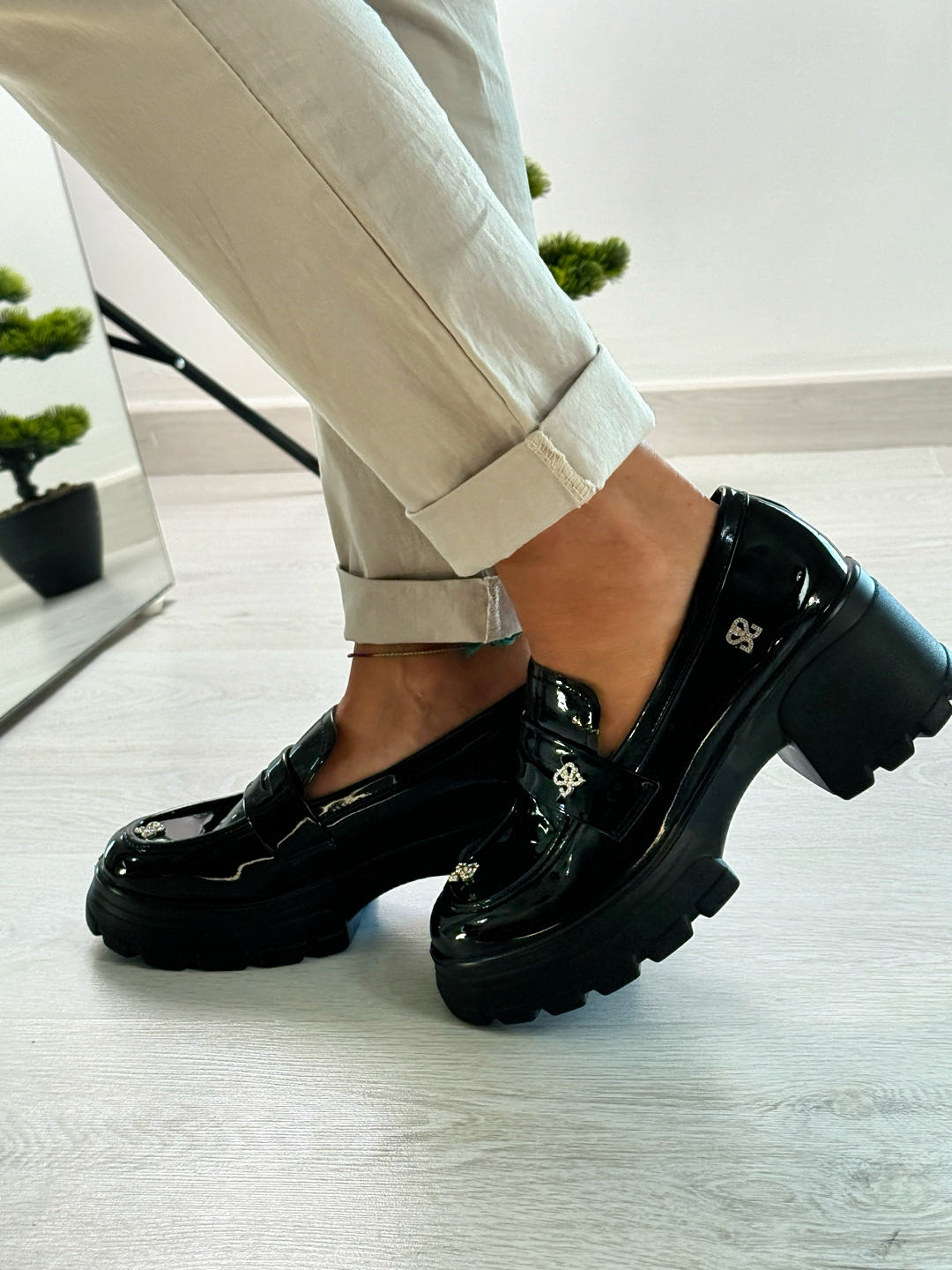 Sèline_mocassino nero in vernice con tacco