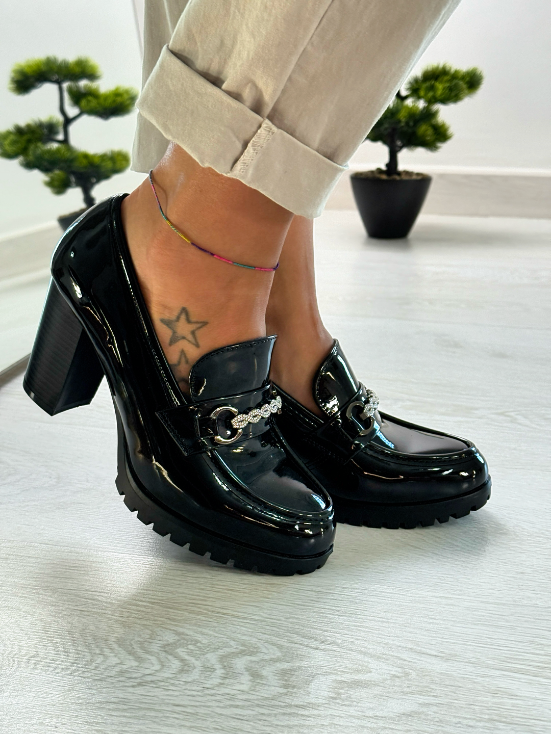 Valery_mocassino nero in vernice con tacco