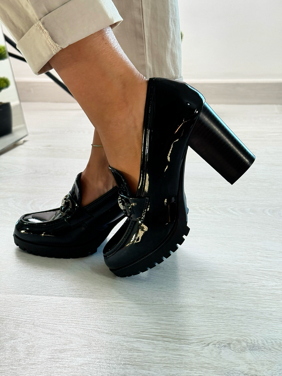 Valery_mocassino nero in vernice con tacco