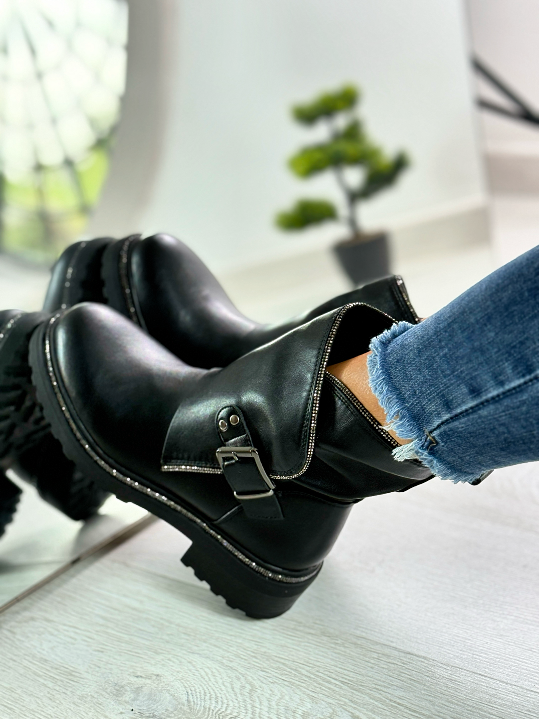 Roxane_stivaletto nero con strass