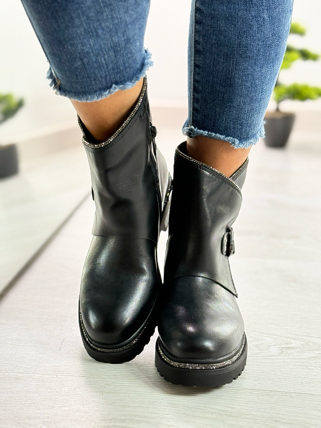 Roxane_stivaletto nero con strass