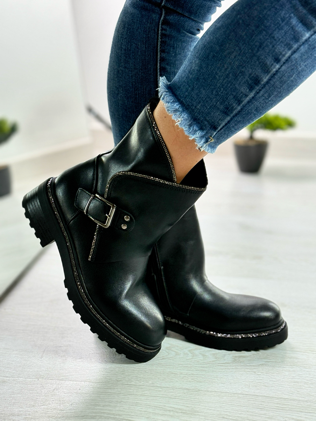 Roxane_stivaletto nero con strass