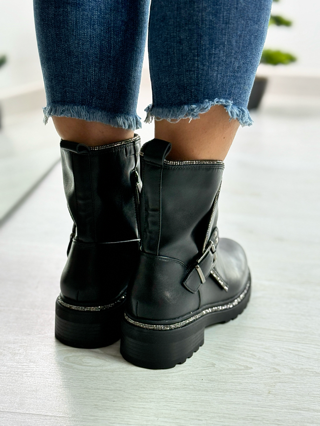 Roxane_stivaletto nero con strass