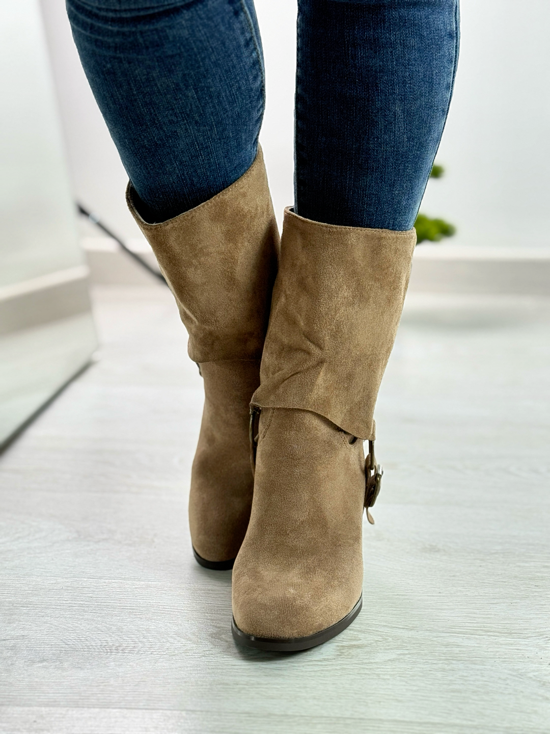 Evelyne_stivaletto marrone in camoscio con tacco