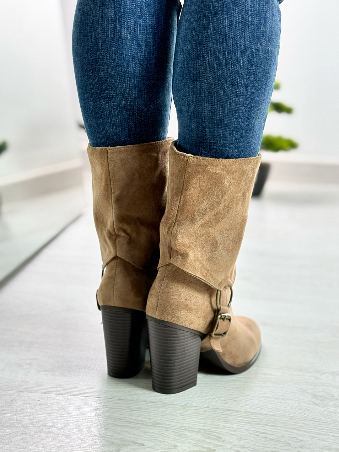 Evelyne_stivaletto marrone in camoscio con tacco