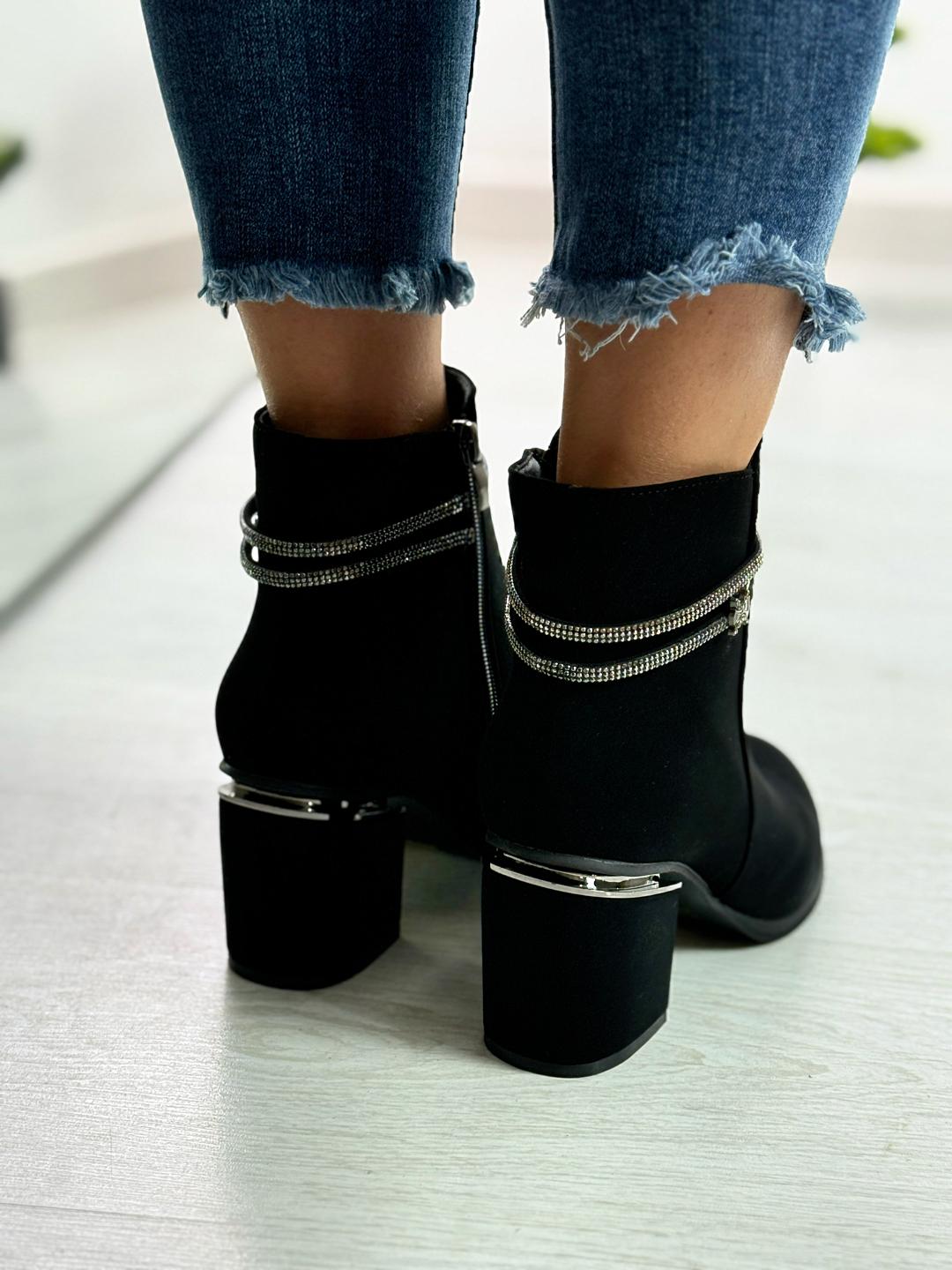 Mollie_stivaletto nero con tacco