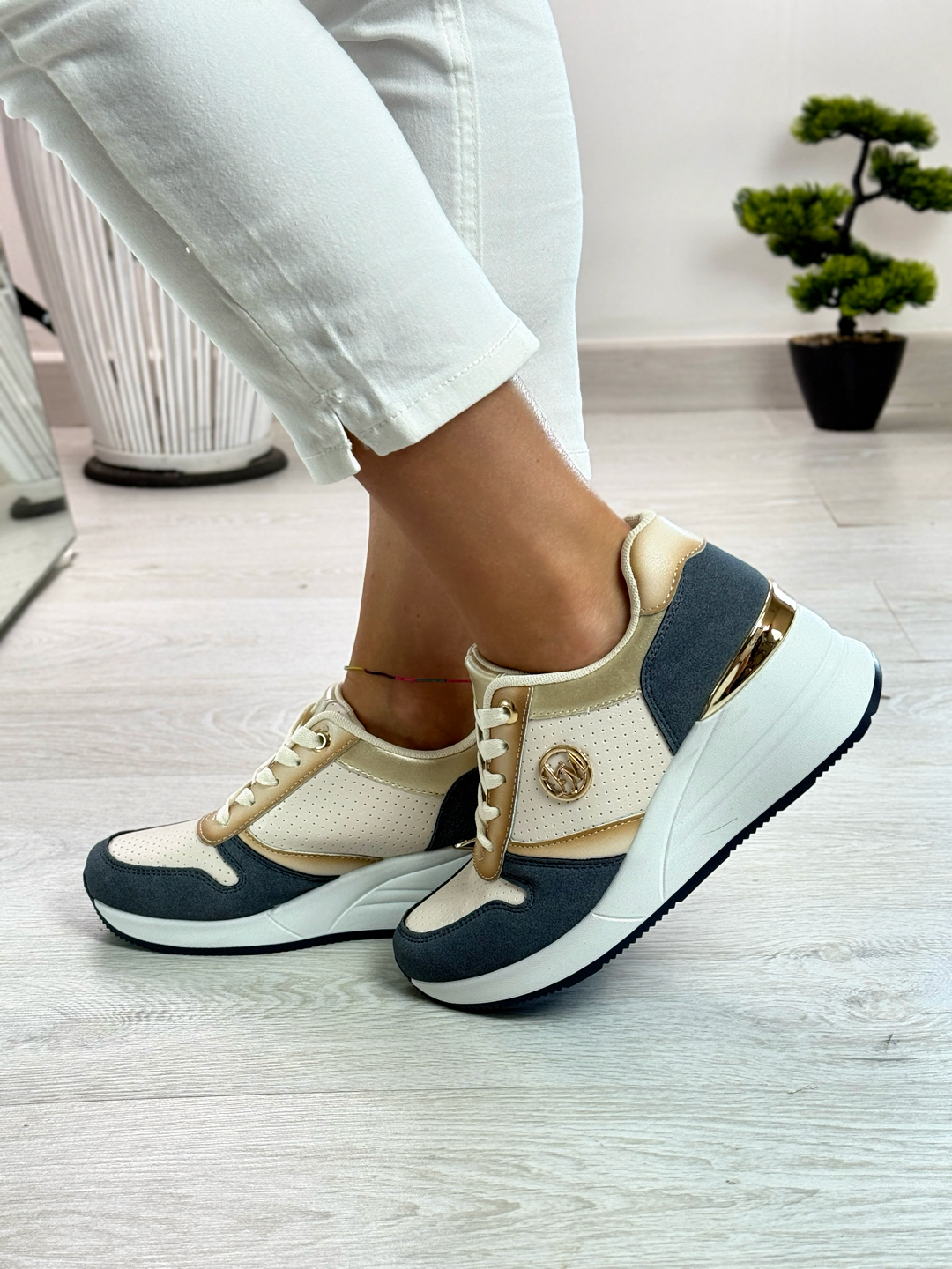 Lady_sneakers blu e beige con zeppa