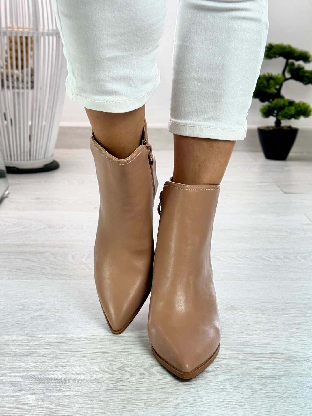 Cassandra_stivaletto beige con tacco