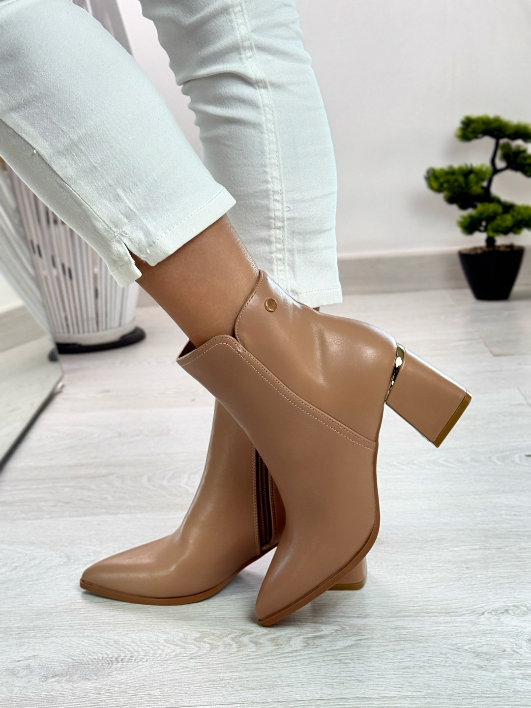 Cassandra_stivaletto beige con tacco