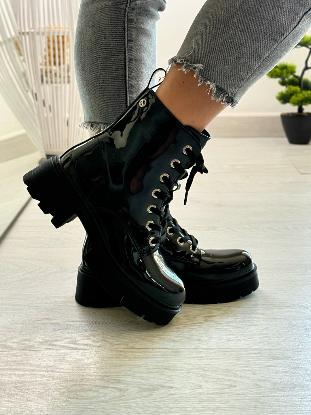 Nora_anfibio nero in vernice