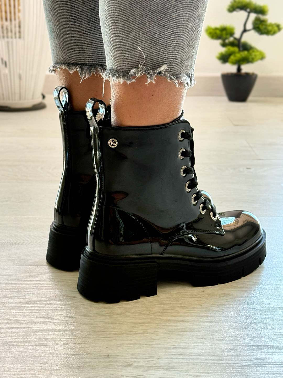 Nora_anfibio nero in vernice