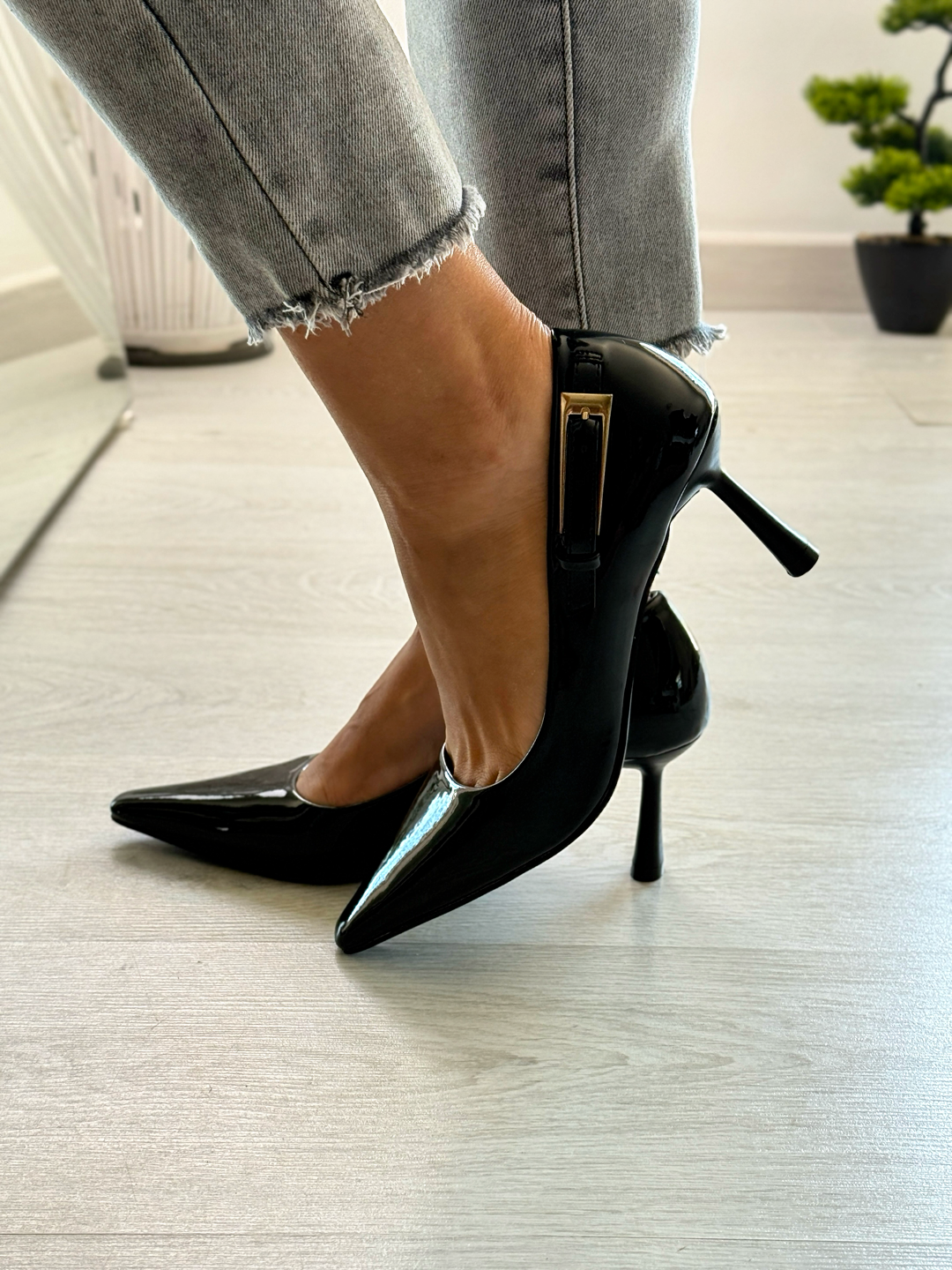 Viky_decolletè nero in vernice