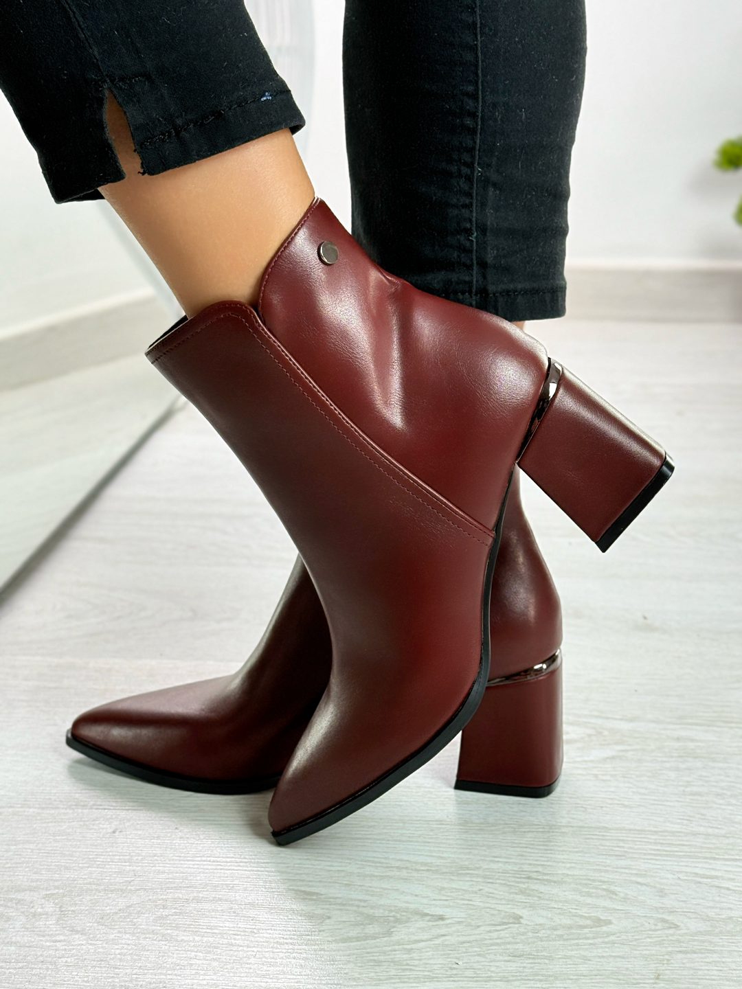 Cassandra_stivaletto bordeaux con tacco