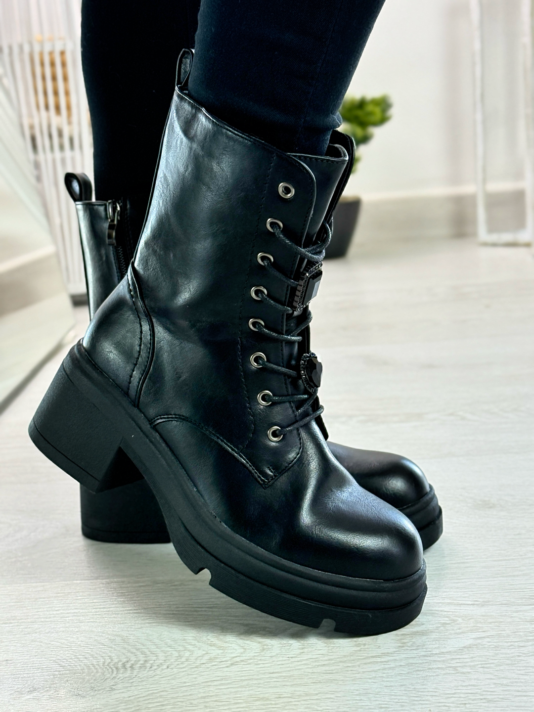 Lucìa_anfibio nero con tacco