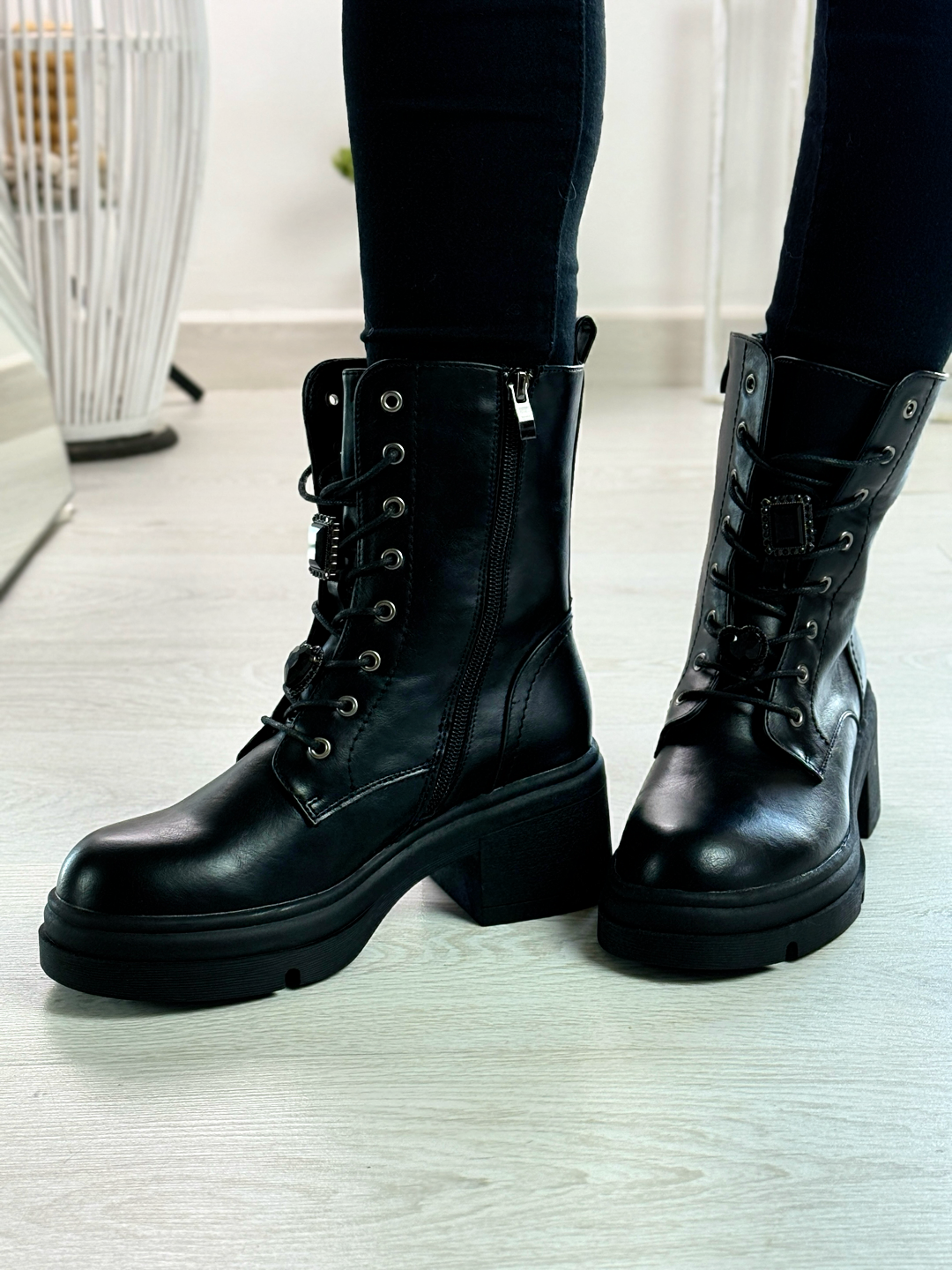 Lucìa_anfibio nero con tacco