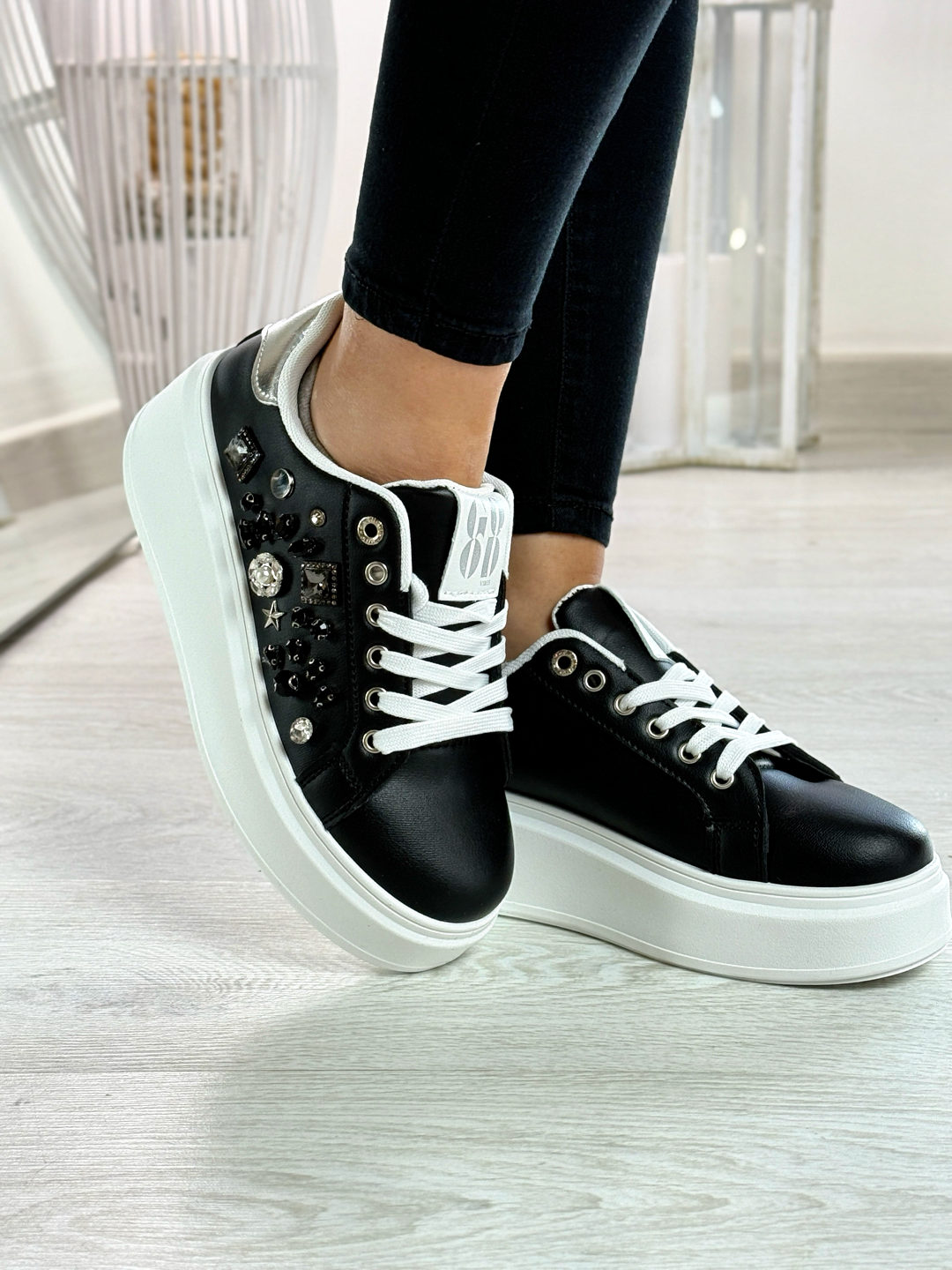 Irina_sneakers nere e argento con gioielli