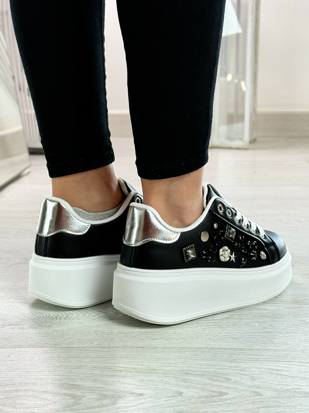 Irina_sneakers nere e argento con gioielli