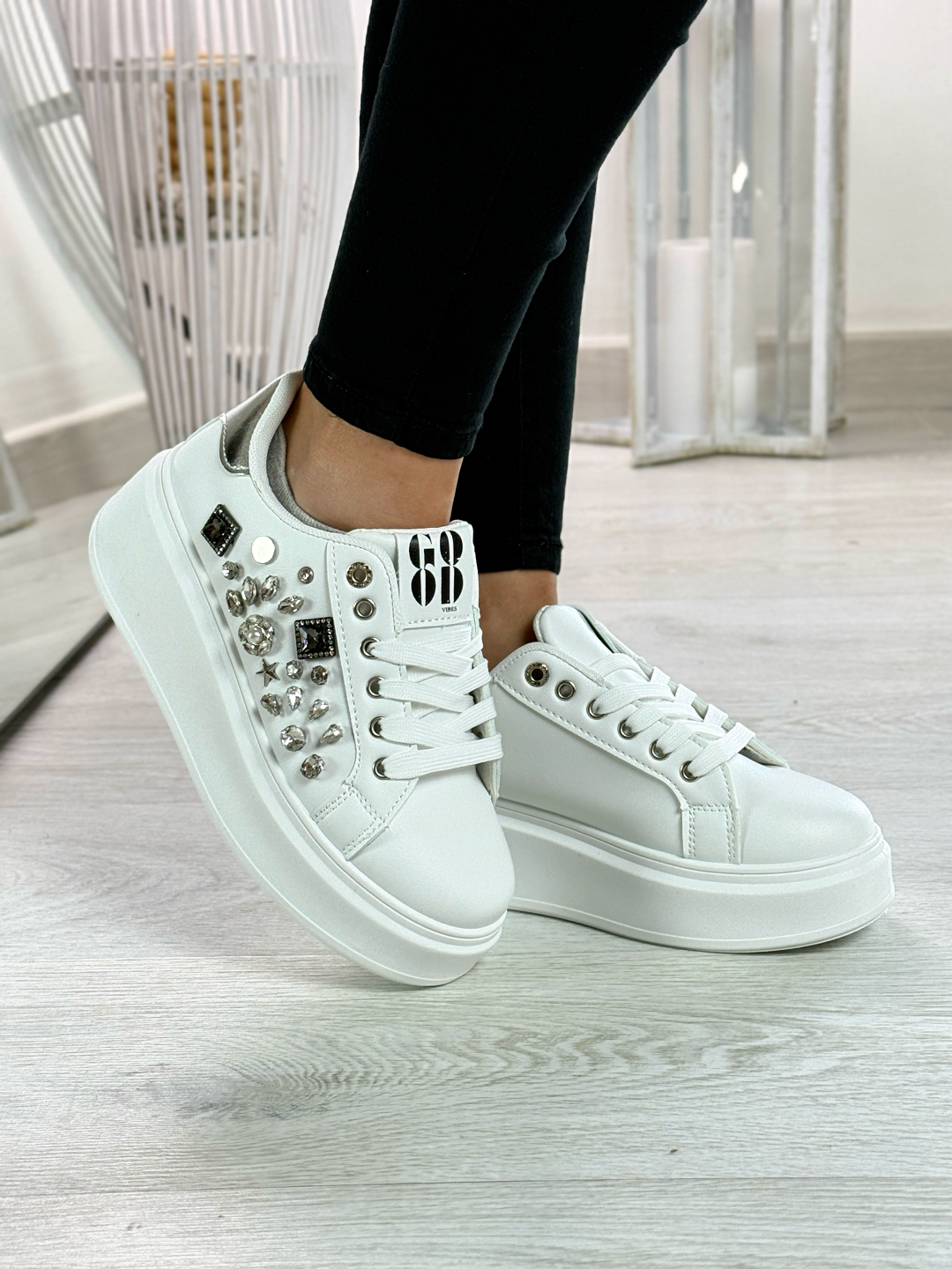 Irina_sneakers bianche e argento con gioielli
