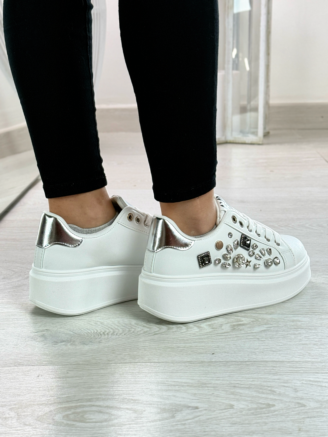 Irina_sneakers bianche e argento con gioielli