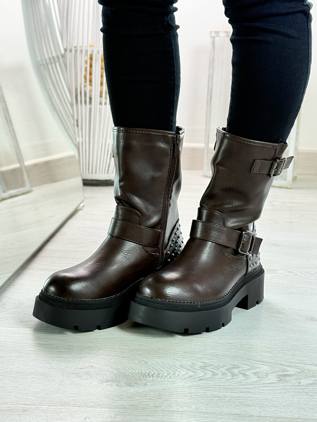 Alìcia_stivaletto marrone con borchie