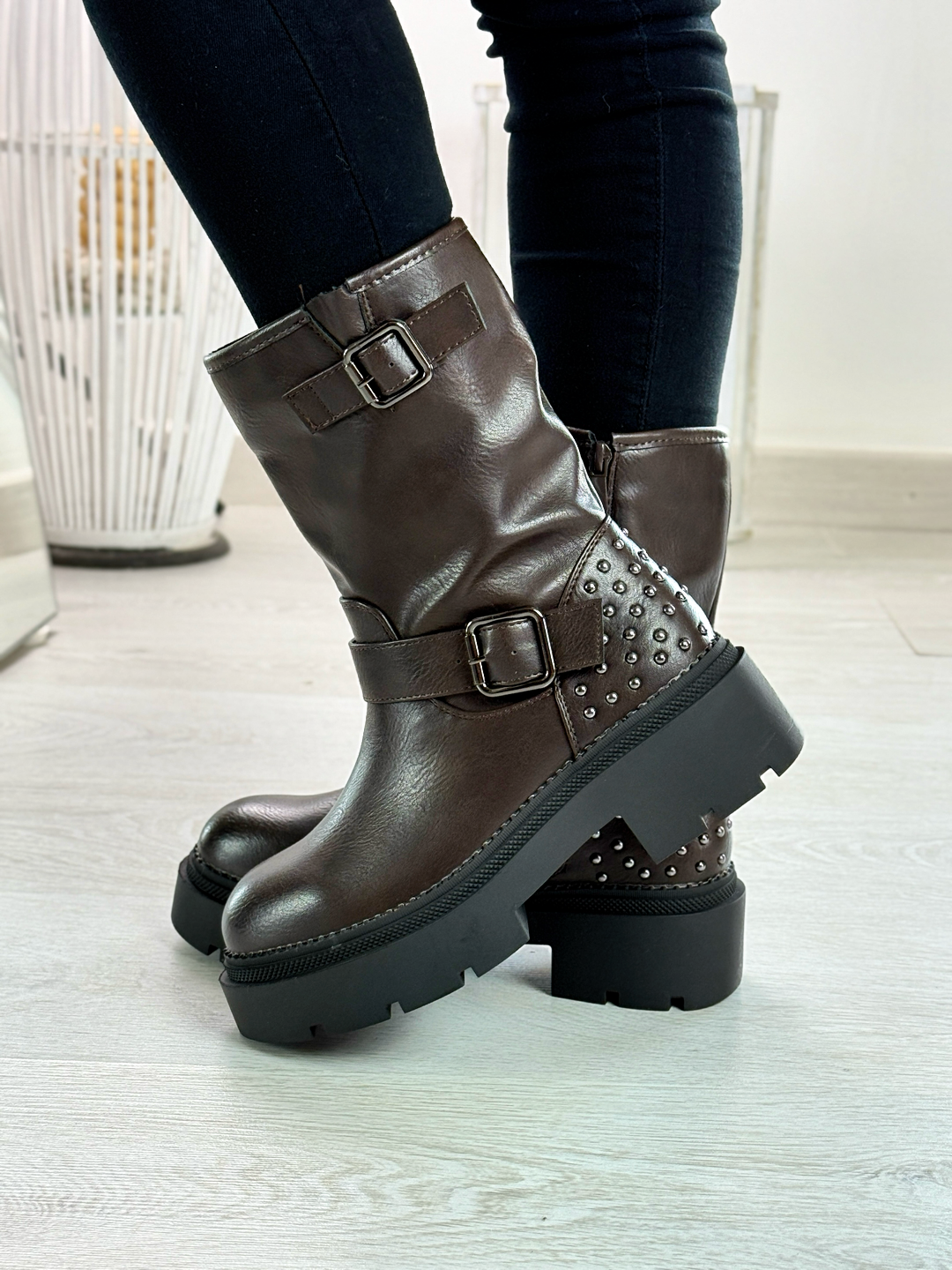 Alìcia_stivaletto marrone con borchie