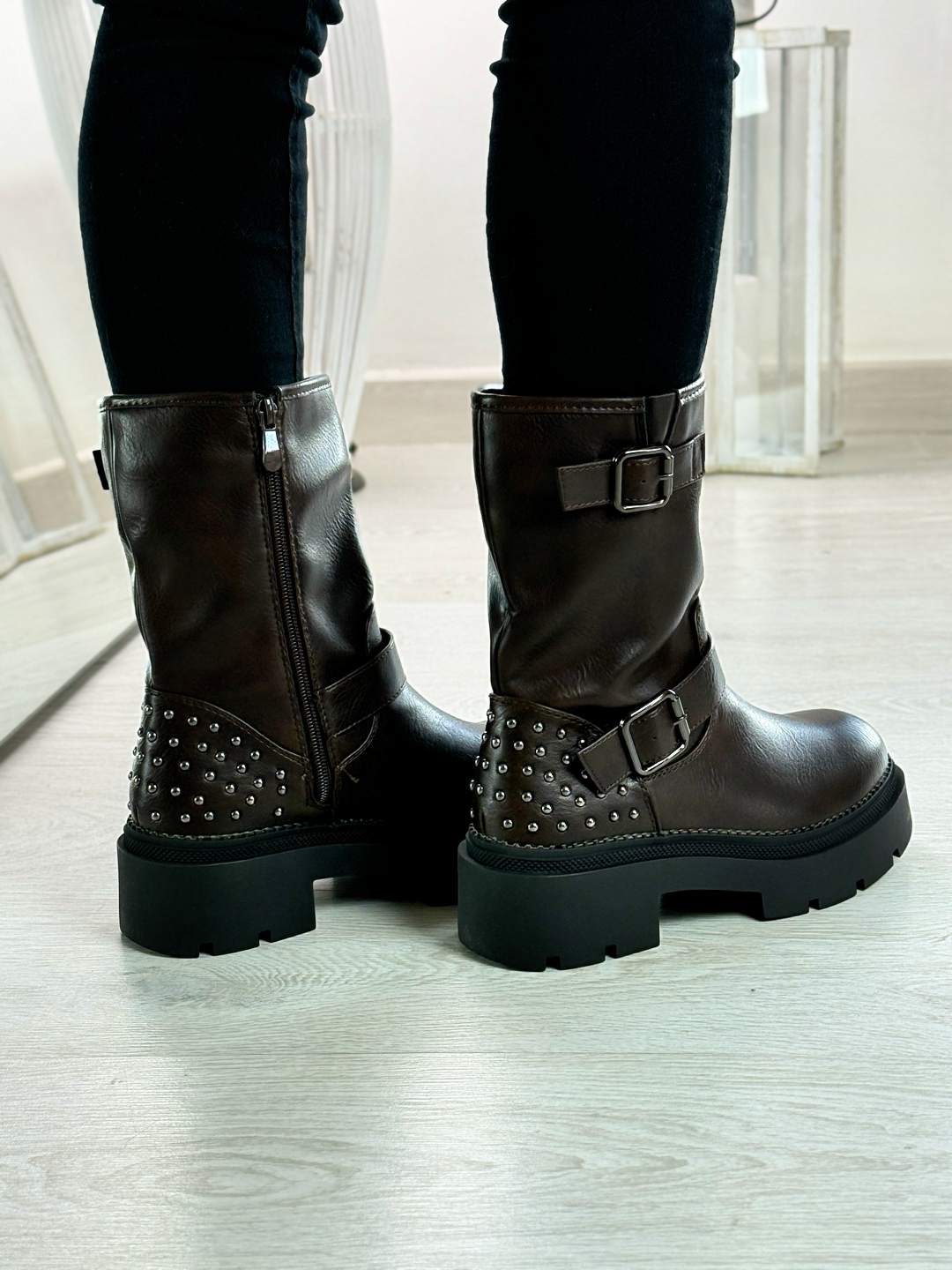 Alìcia_stivaletto marrone con borchie