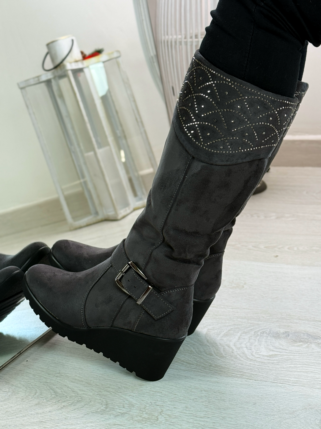 Hilda_stivale grigio in camoscio con zeppa