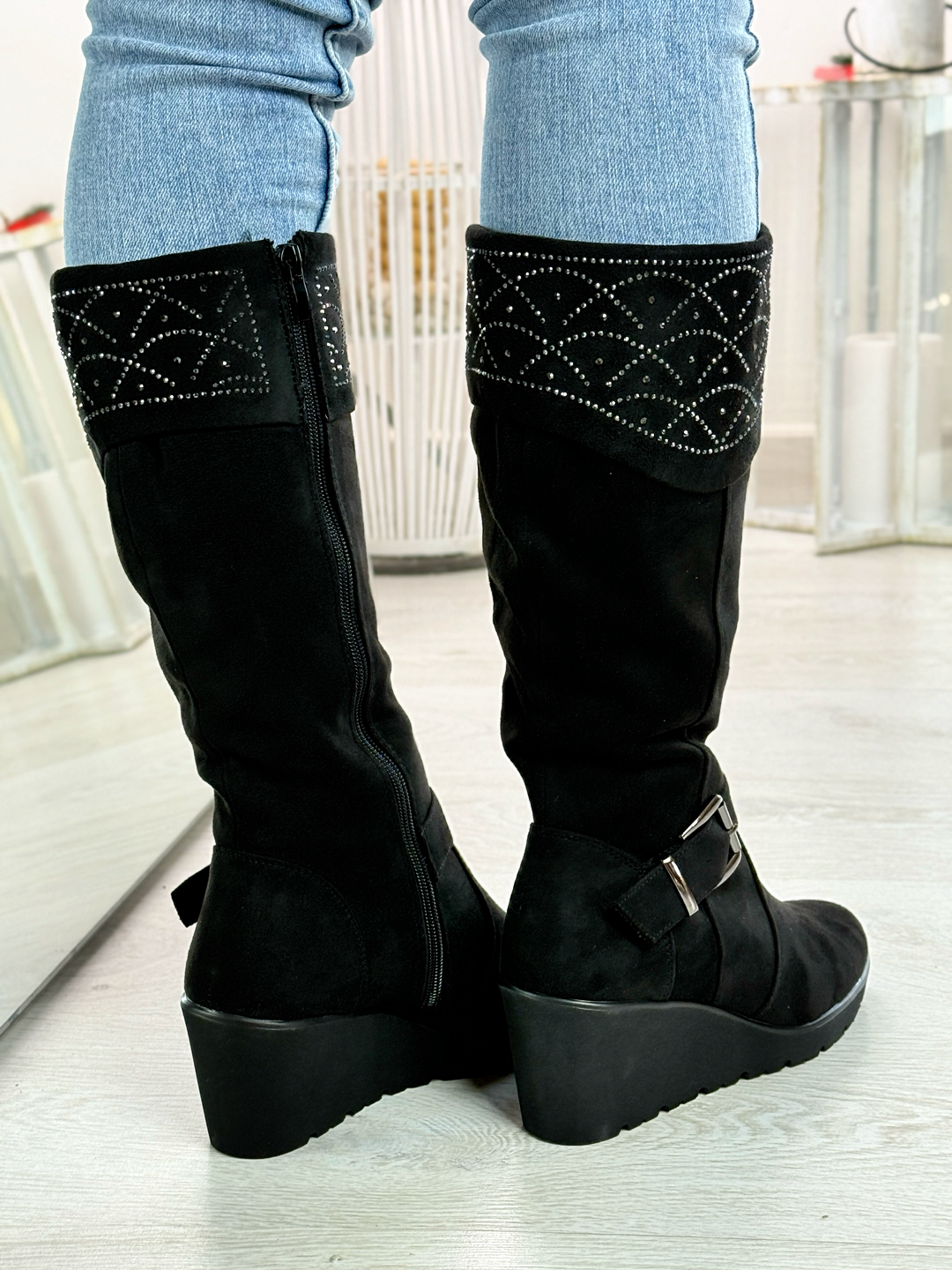 Hilda_stivale nero in camoscio con zeppa