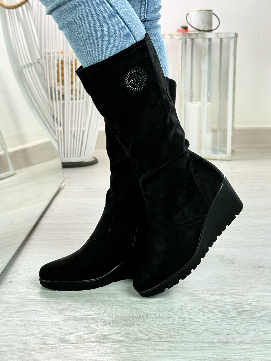 Yara_stivaletto nero in camoscio con zeppa