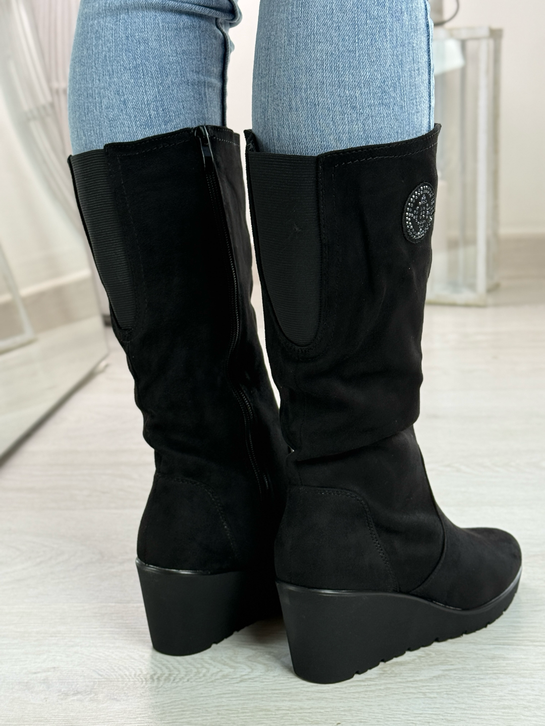 Yara_stivaletto nero in camoscio con zeppa