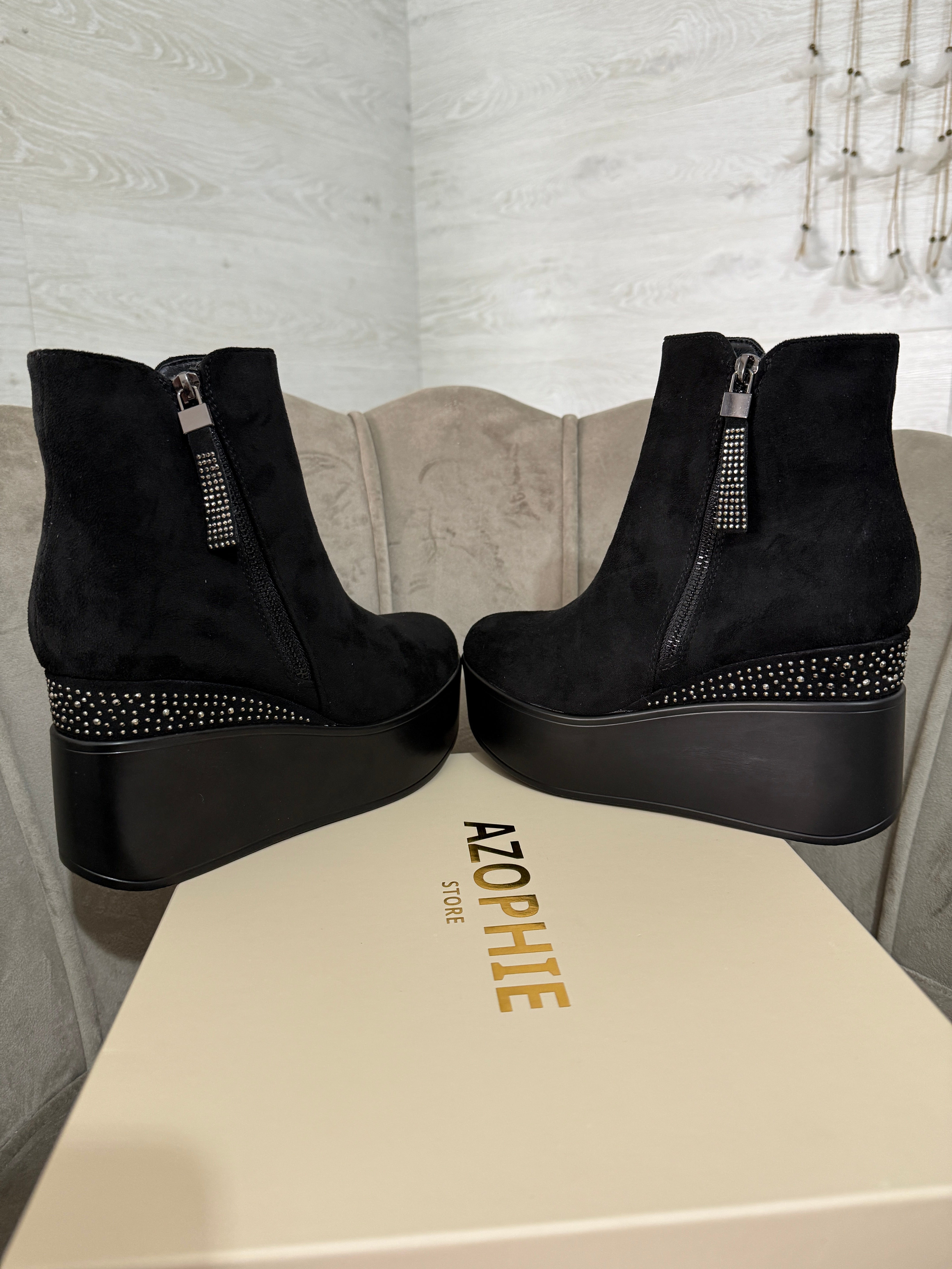 Ludovica_stivaletto in camoscio con zeppa e strass nero