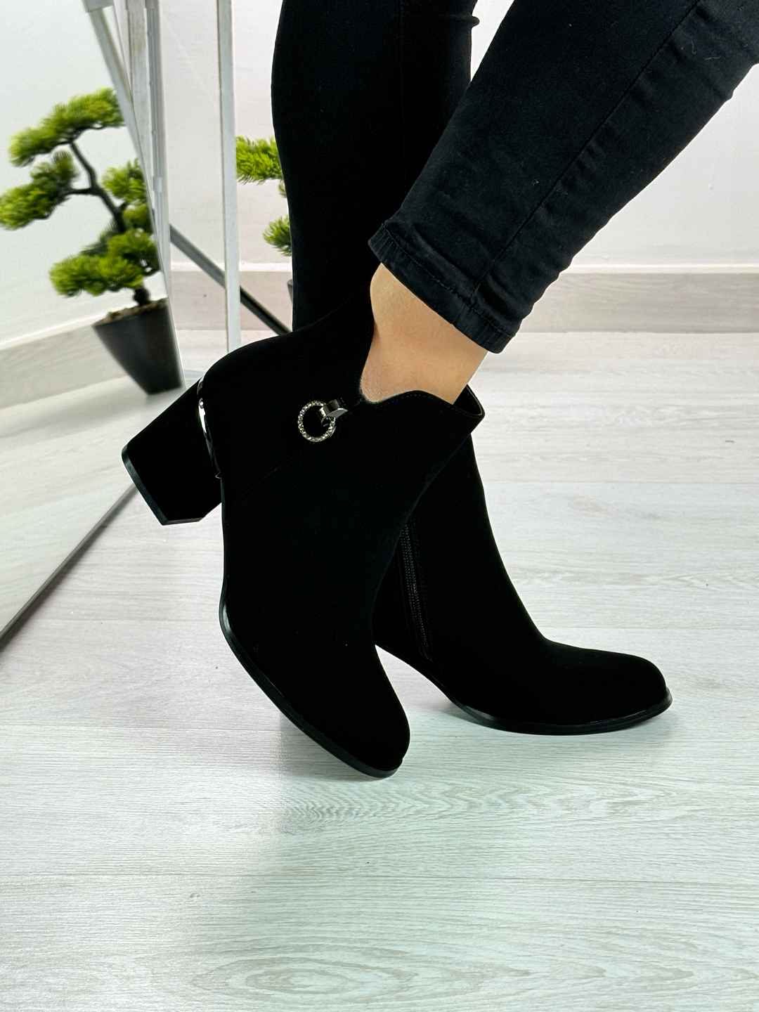 Loren_stivaletto nero con tacco